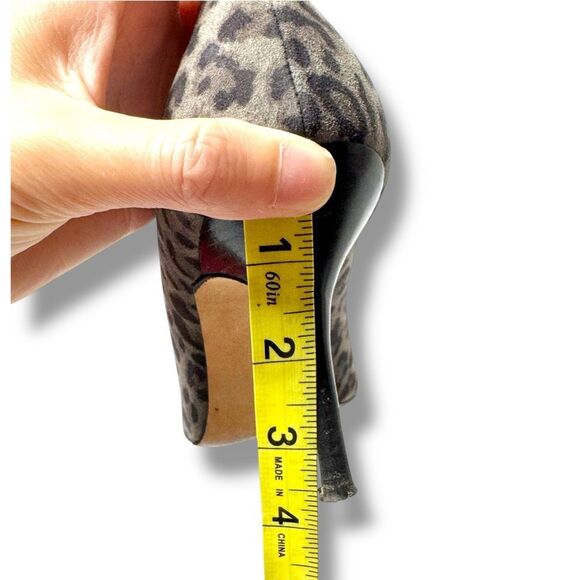 Manolo Blahnik Gray Suede Cheetah Animal Print Pumps Women’s Size 37.5 (US 7) - Picture 10 of 10